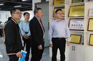热烈欢迎市政府秘书长林兢一行莅临球友会平台（中国）集团广西公司考察指导
